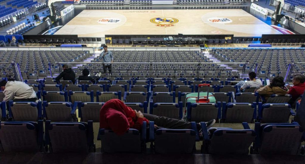 Algunos de los viajeros que se trasladaron al Movistar Arena para dormir.