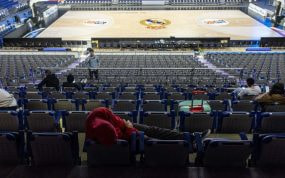 Algunos de los viajeros que se trasladaron al Movistar Arena para dormir.