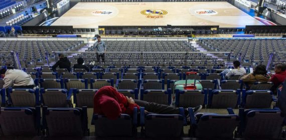 Algunos de los viajeros que se trasladaron al Movistar Arena para dormir.