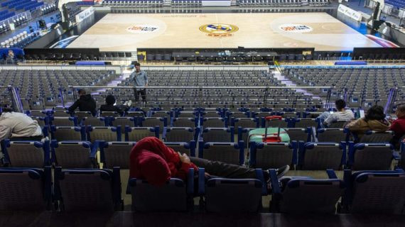 Algunos de los viajeros que se trasladaron al Movistar Arena para dormir.