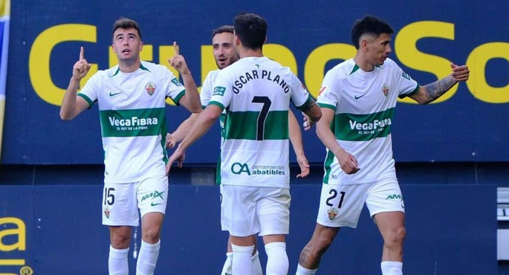 El Elche dio un paso hacia el ascenso directo con su última victoria en Cádiz.