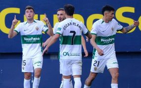 El Elche dio un paso hacia el ascenso directo con su última victoria en Cádiz.