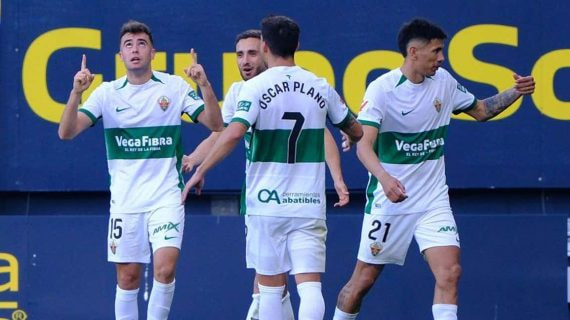 El Elche dio un paso hacia el ascenso directo con su última victoria en Cádiz.