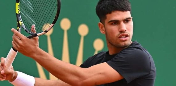 Carlos Alcaraz golpea la bola en un entrenamiento en Montecarlo.
