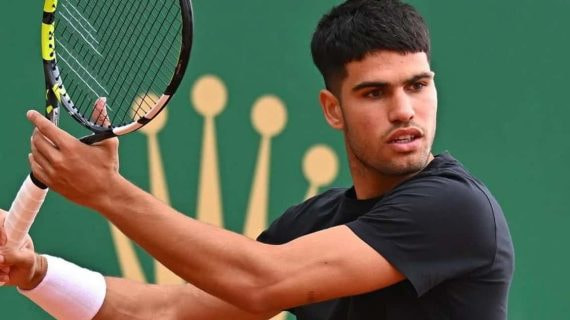 Carlos Alcaraz golpea la bola en un entrenamiento en Montecarlo.