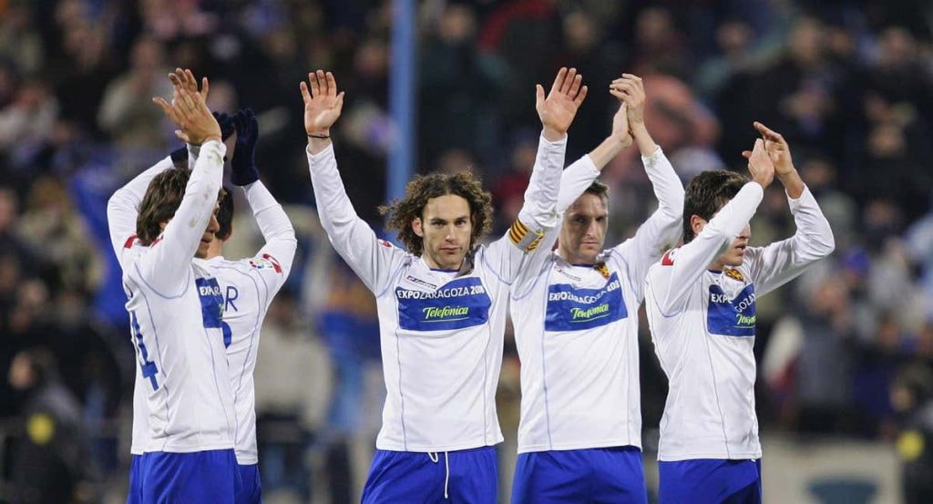 Gabriel Milito saluda en un partido del Zaragoza de Copa del Rey en el año 2006