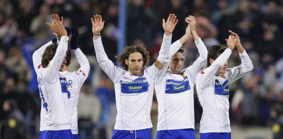 Gabriel Milito saluda en un partido del Zaragoza de Copa del Rey en el año 2006