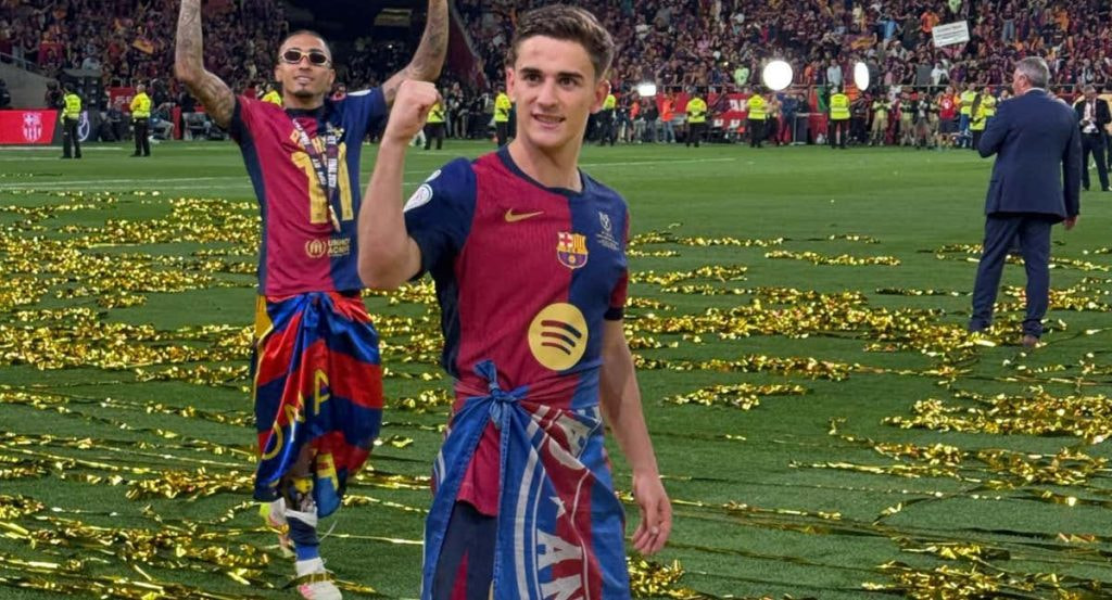 Gavi con la bandera en la celebración de la Copa.