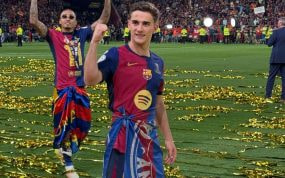 Gavi con la bandera en la celebración de la Copa.