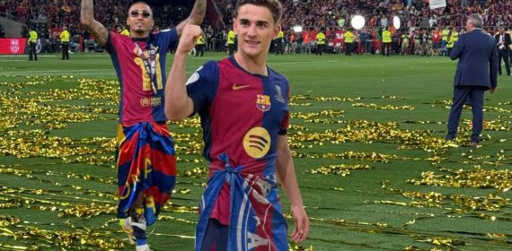 Gavi con la bandera en la celebración de la Copa.