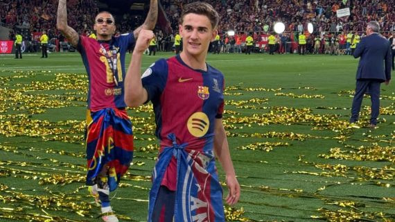 Gavi con la bandera en la celebración de la Copa.