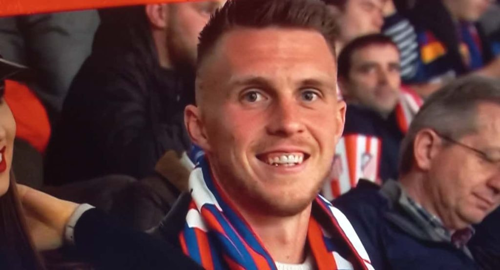 Movistar caza involuntariamente al portero del Getafe con una bufanda del Atlético en el Metropolitano, donde le metieron cinco