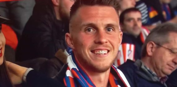 Movistar caza involuntariamente al portero del Getafe con una bufanda del Atlético en el Metropolitano, donde le metieron cinco