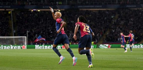 Lamine Yamal, junto a Koundé, en una de las acciones del encuentro ante el Inter.