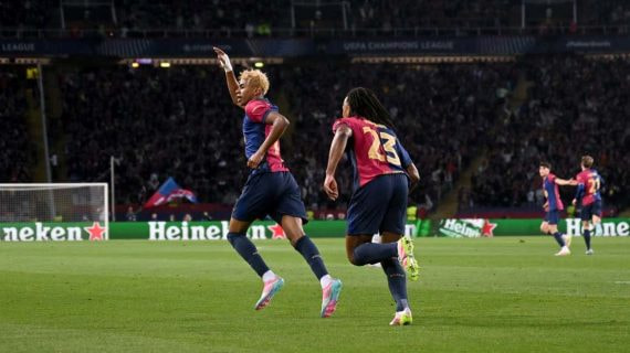 Lamine Yamal, junto a Koundé, en una de las acciones del encuentro ante el Inter.