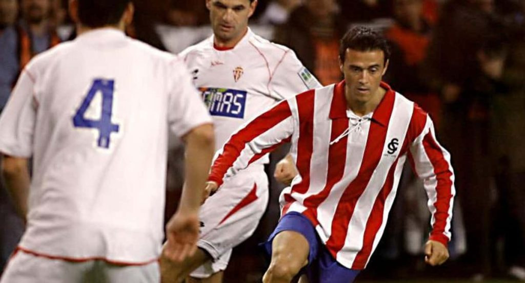 Luis Enrique, con una camiseta vintage del Sporting, en un partido del Centenario del club, en 2005.