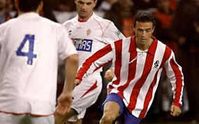 Luis Enrique, con una camiseta vintage del Sporting, en un partido del Centenario del club, en 2005.