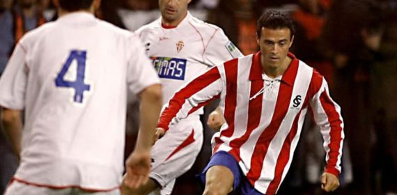 Luis Enrique, con una camiseta vintage del Sporting, en un partido del Centenario del club, en 2005.