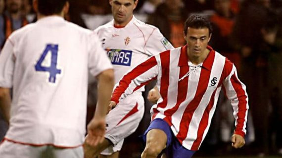 Luis Enrique, con una camiseta vintage del Sporting, en un partido del Centenario del club, en 2005.
