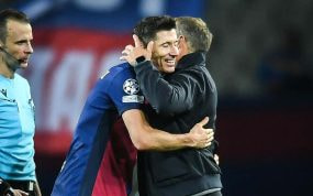 Lewandowski se abraza con Flick al ser sustituido en un partido de Champions.