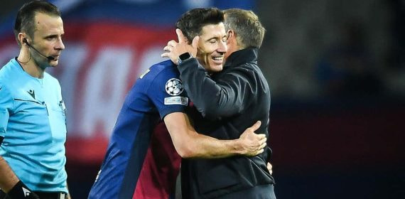 Lewandowski se abraza con Flick al ser sustituido en un partido de Champions.