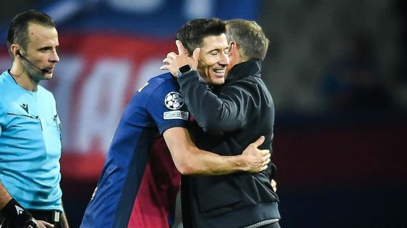 Lewandowski se abraza con Flick al ser sustituido en un partido de Champions.