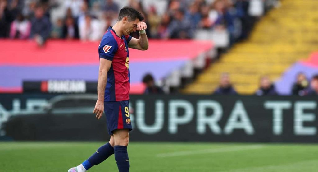 Lewandowski se marchó lesionado.