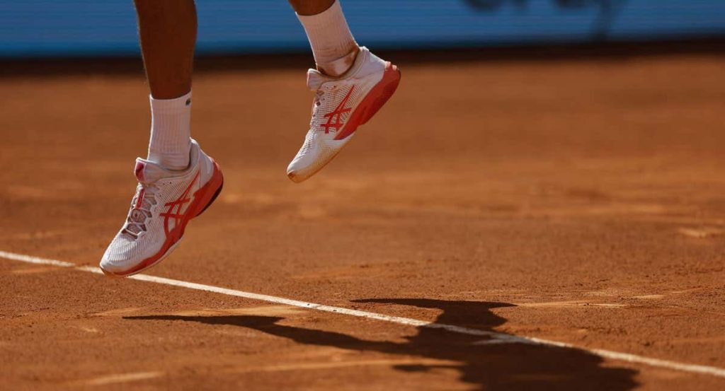 Djokovic se eleva por encima de una línea.