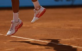 Djokovic se eleva por encima de una línea.
