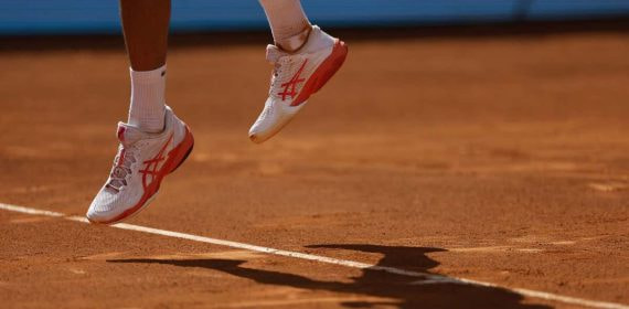 Djokovic se eleva por encima de una línea.