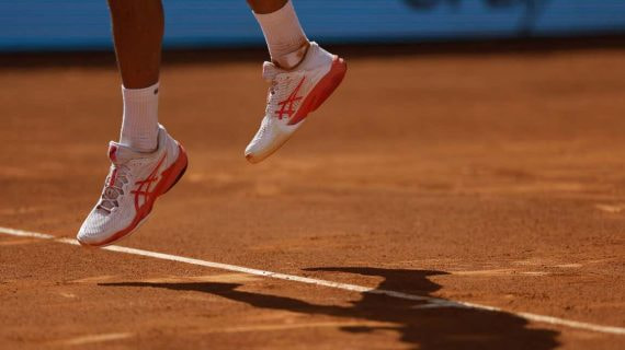 Djokovic se eleva por encima de una línea.