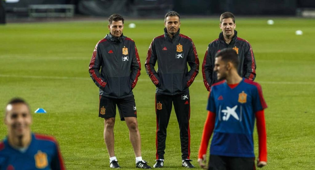Luis Enrique junto a Robert Moreno en la selección.