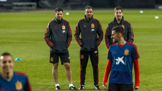 Luis Enrique junto a Robert Moreno en la selección.