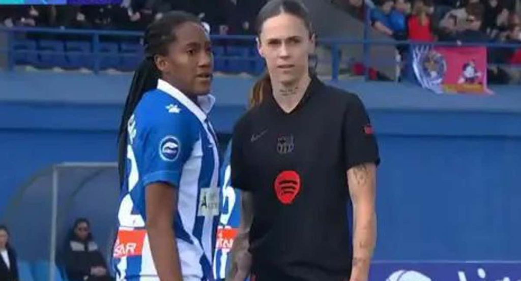 Momento del incidente denunciado por Daniela Caracas, jugadora del Espanyol, tras un presunto tocamiento de Mapi León en el derbi catalán.