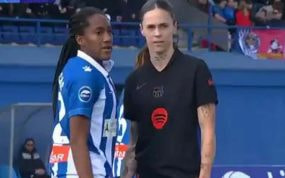Momento del incidente denunciado por Daniela Caracas, jugadora del Espanyol, tras un presunto tocamiento de Mapi León en el derbi catalán.