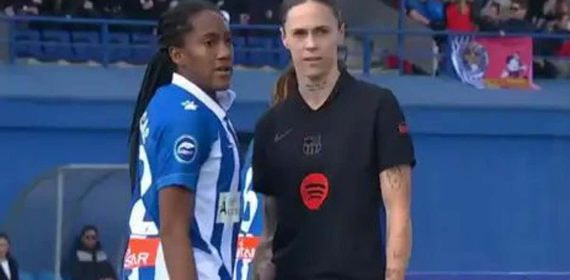 Momento del incidente denunciado por Daniela Caracas, jugadora del Espanyol, tras un presunto tocamiento de Mapi León en el derbi catalán.