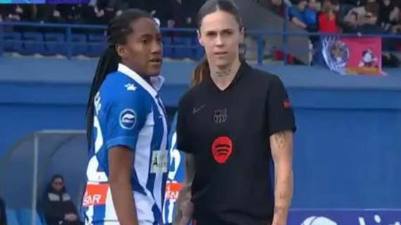 Momento del incidente denunciado por Daniela Caracas, jugadora del Espanyol, tras un presunto tocamiento de Mapi León en el derbi catalán.