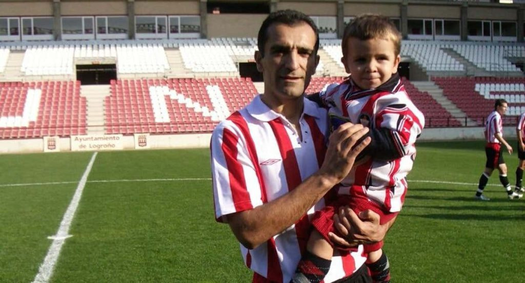 Fernando Marín sostiene en brazos a un jovencísimo Pablo sobre el verde de Las Gaunas.