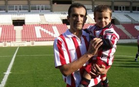 Fernando Marín sostiene en brazos a un jovencísimo Pablo sobre el verde de Las Gaunas.