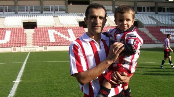 Fernando Marín sostiene en brazos a un jovencísimo Pablo sobre el verde de Las Gaunas.