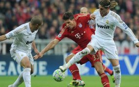 Mario Gómez puja por un balón contra Pepe y Sergio Ramos en 2012.
