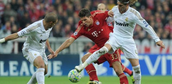 Mario Gómez puja por un balón contra Pepe y Sergio Ramos en 2012.