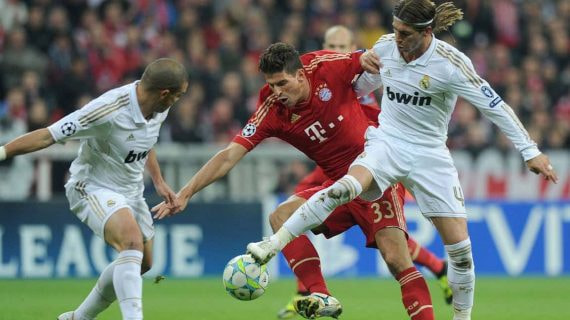 Mario Gómez puja por un balón contra Pepe y Sergio Ramos en 2012.