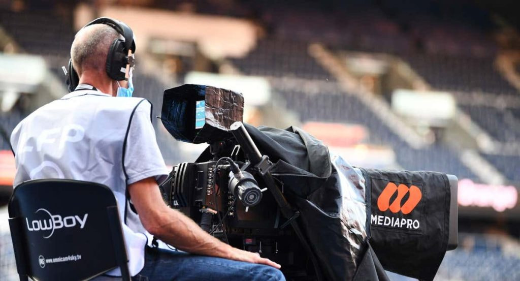 Un cámara de Mediapro en un partido de LaLiga.