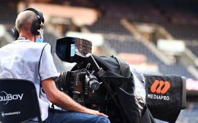 Un cámara de Mediapro en un partido de LaLiga.