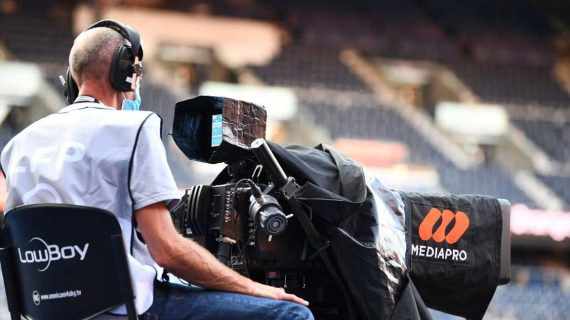 Un cámara de Mediapro en un partido de LaLiga.