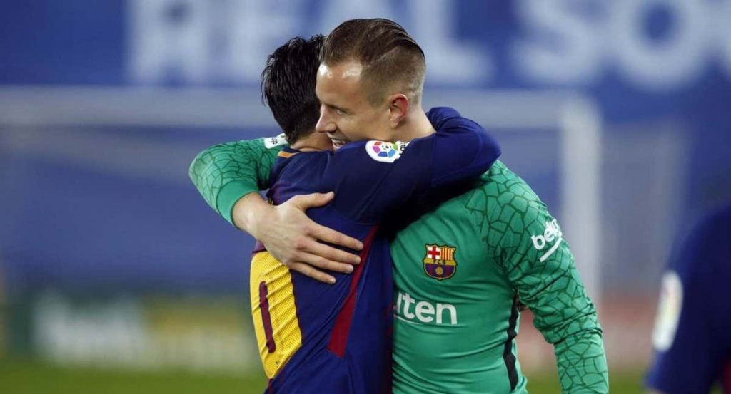 Messi abrazándose a Ter Stegen.