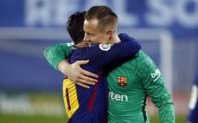 Messi abrazándose a Ter Stegen.