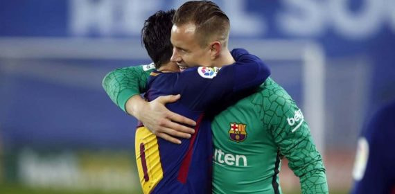 Messi abrazándose a Ter Stegen.
