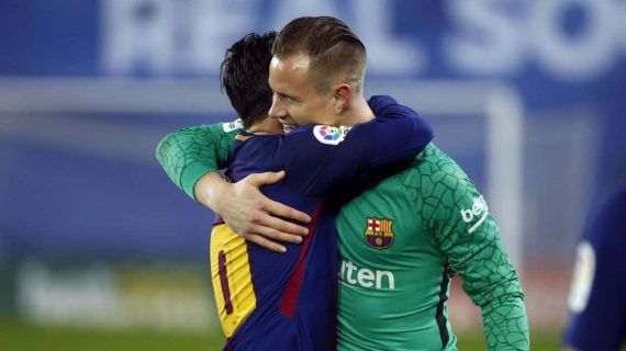 Messi abrazándose a Ter Stegen.